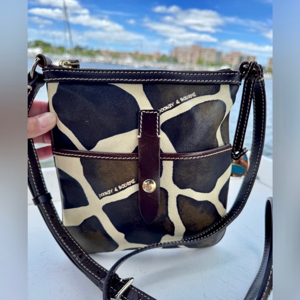 Dooney & Bourke EUC Letter Carrier Crossbody Giraffe Pprint Leather